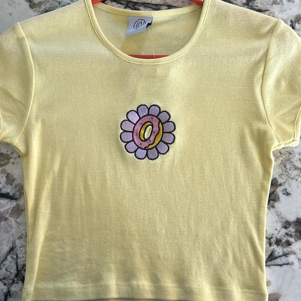 Baby tee/crop top, size M, spring shirt from Zumiez with tags still on the shirt
